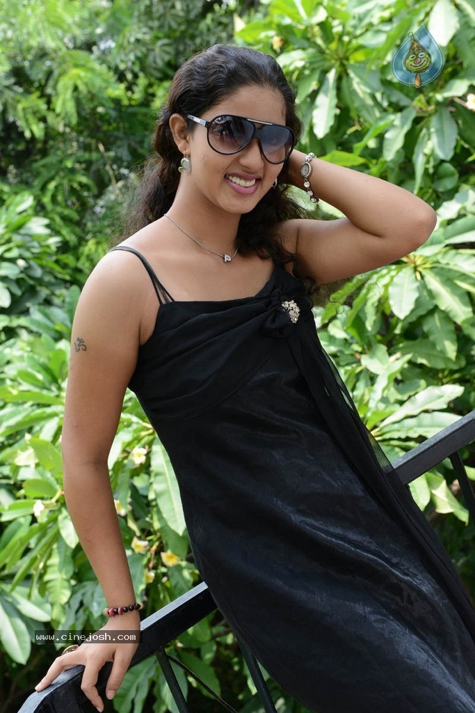 Pavani Stills - 41 / 72 photos