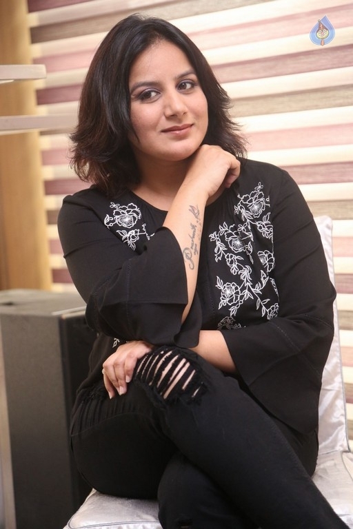 Pooja Gandhi Stills - 7 / 17 photos