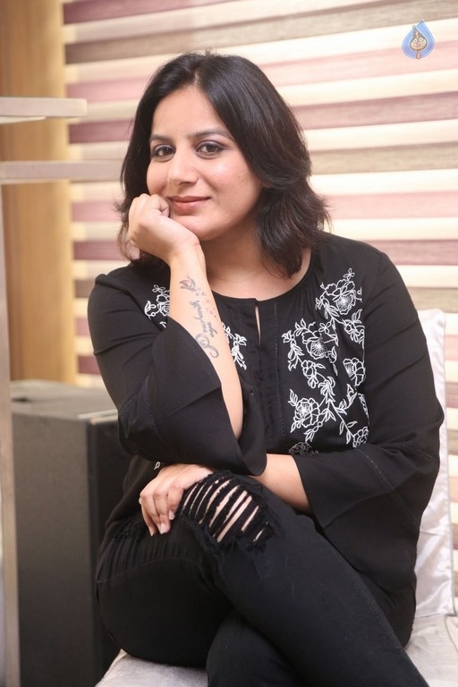 Pooja Gandhi Stills - 16 / 17 photos