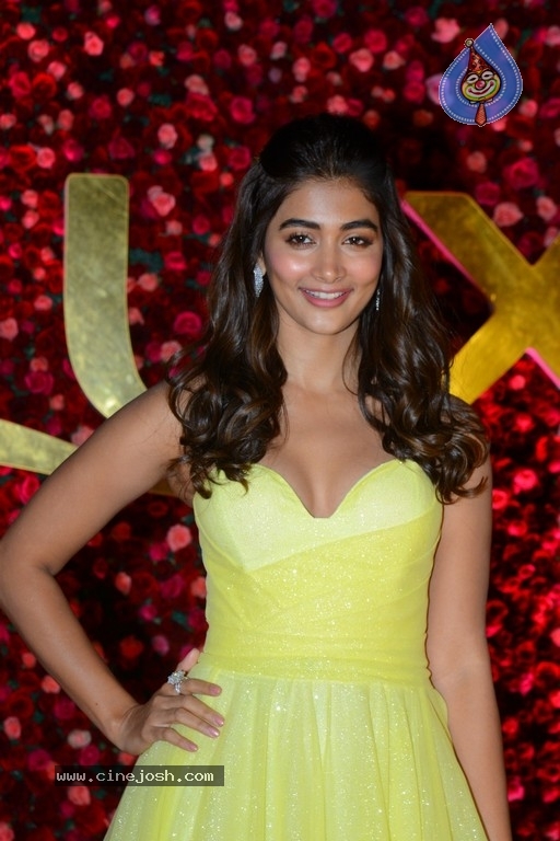 Pooja Hegde Gallery - 20 / 20 photos