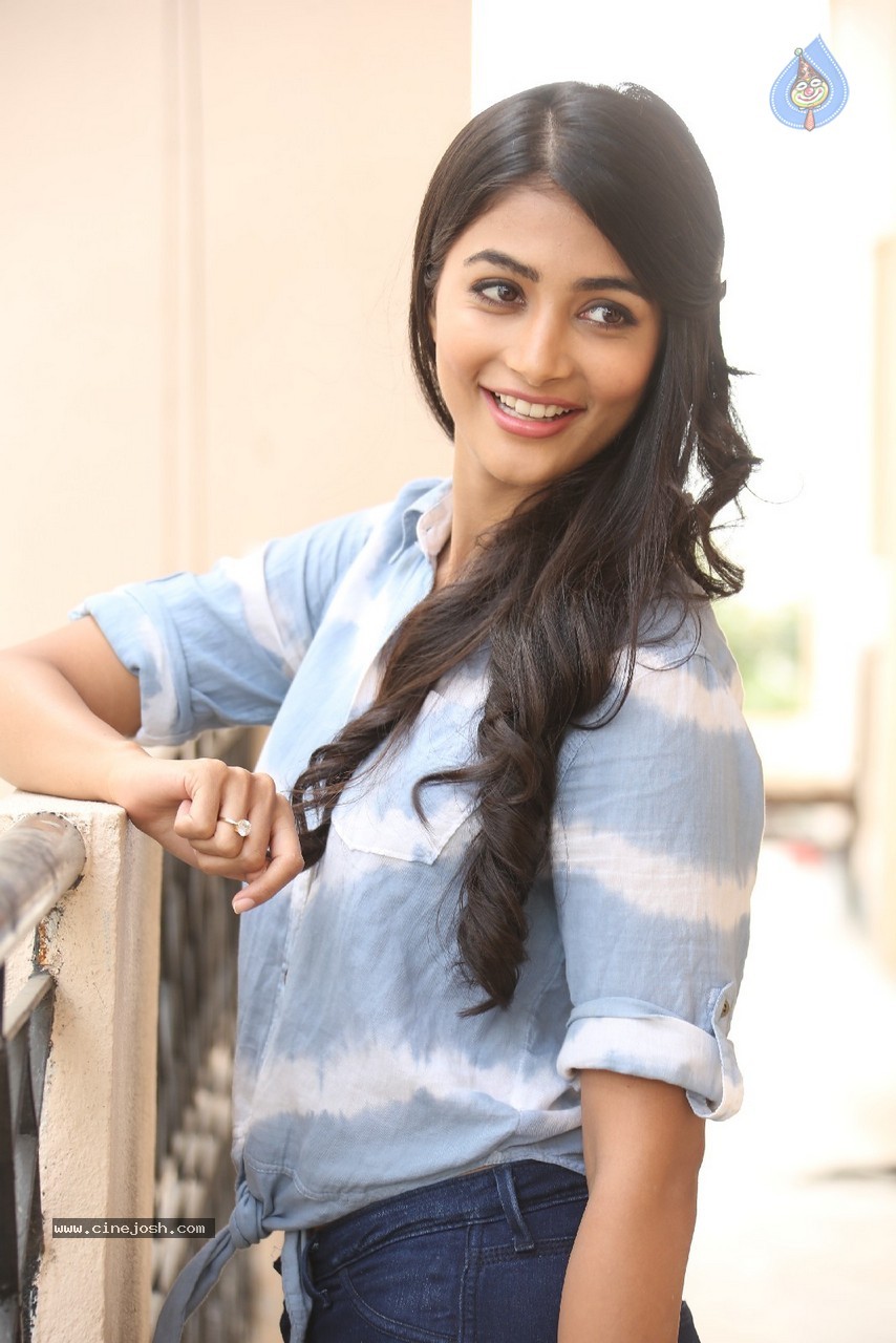 Pooja Hegde Gallery - 25 / 87 photos