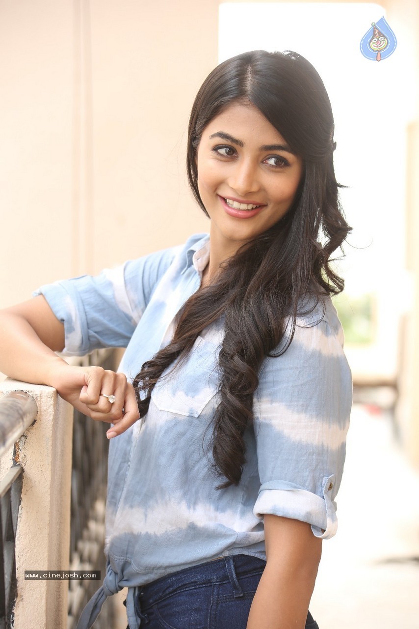 Pooja Hegde Gallery - 46 / 87 photos