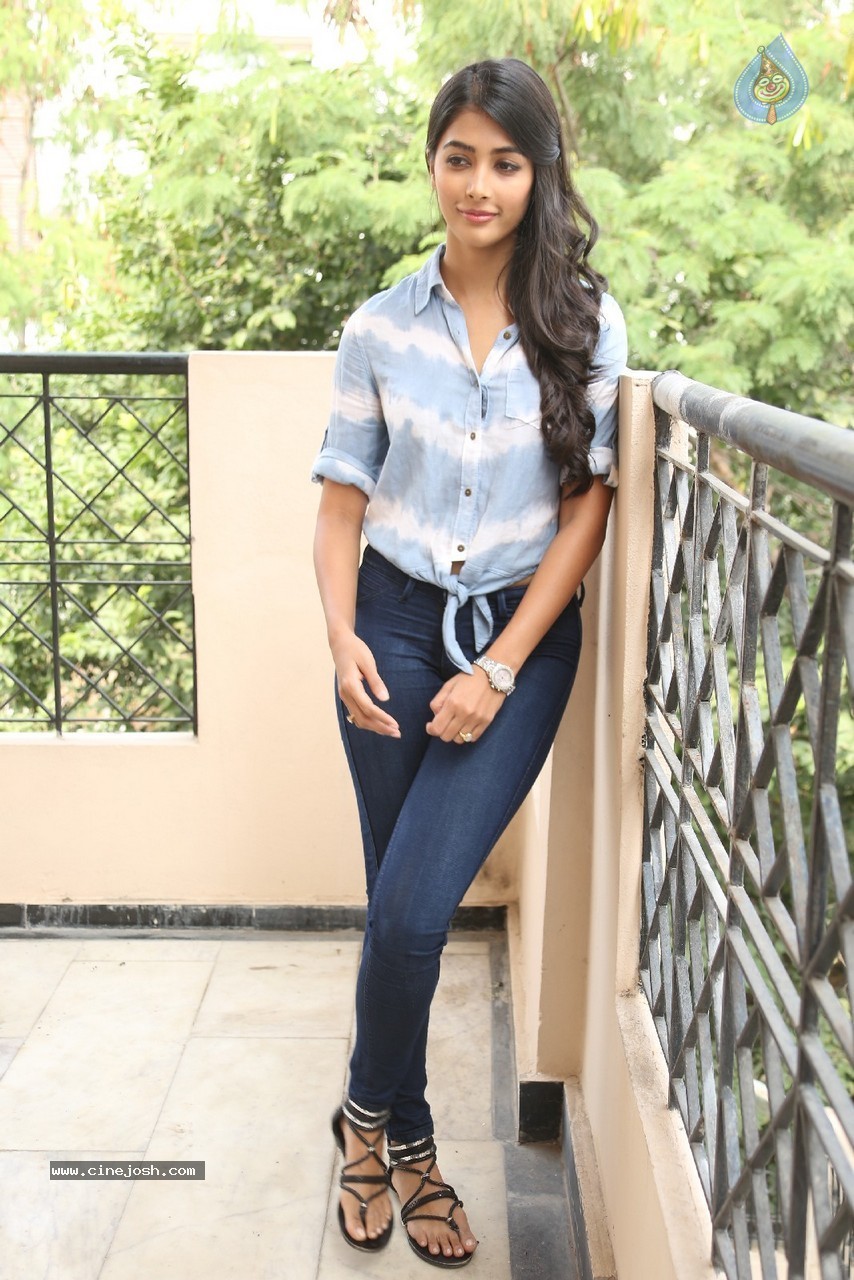 Pooja Hegde Gallery - 50 / 87 photos