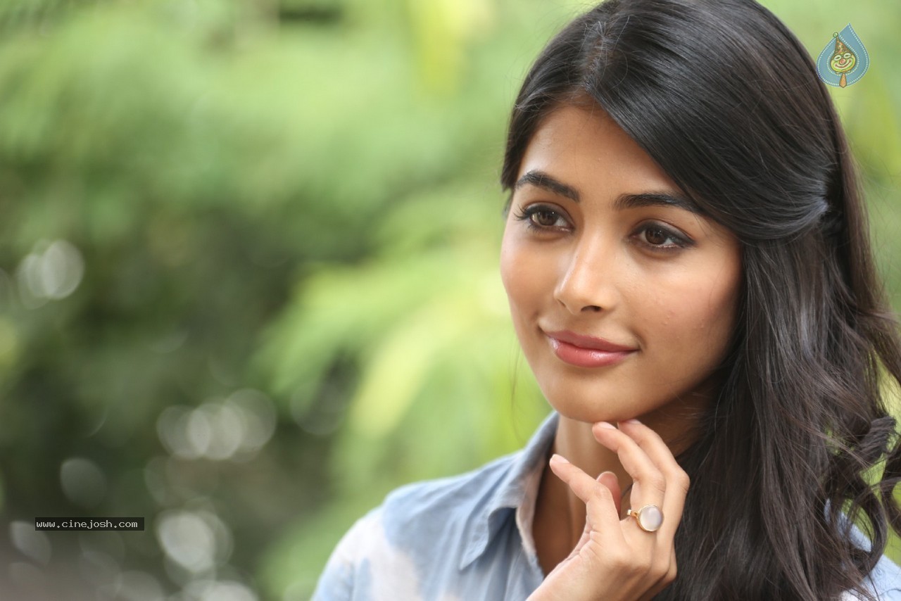 Pooja Hegde Gallery - 54 / 87 photos