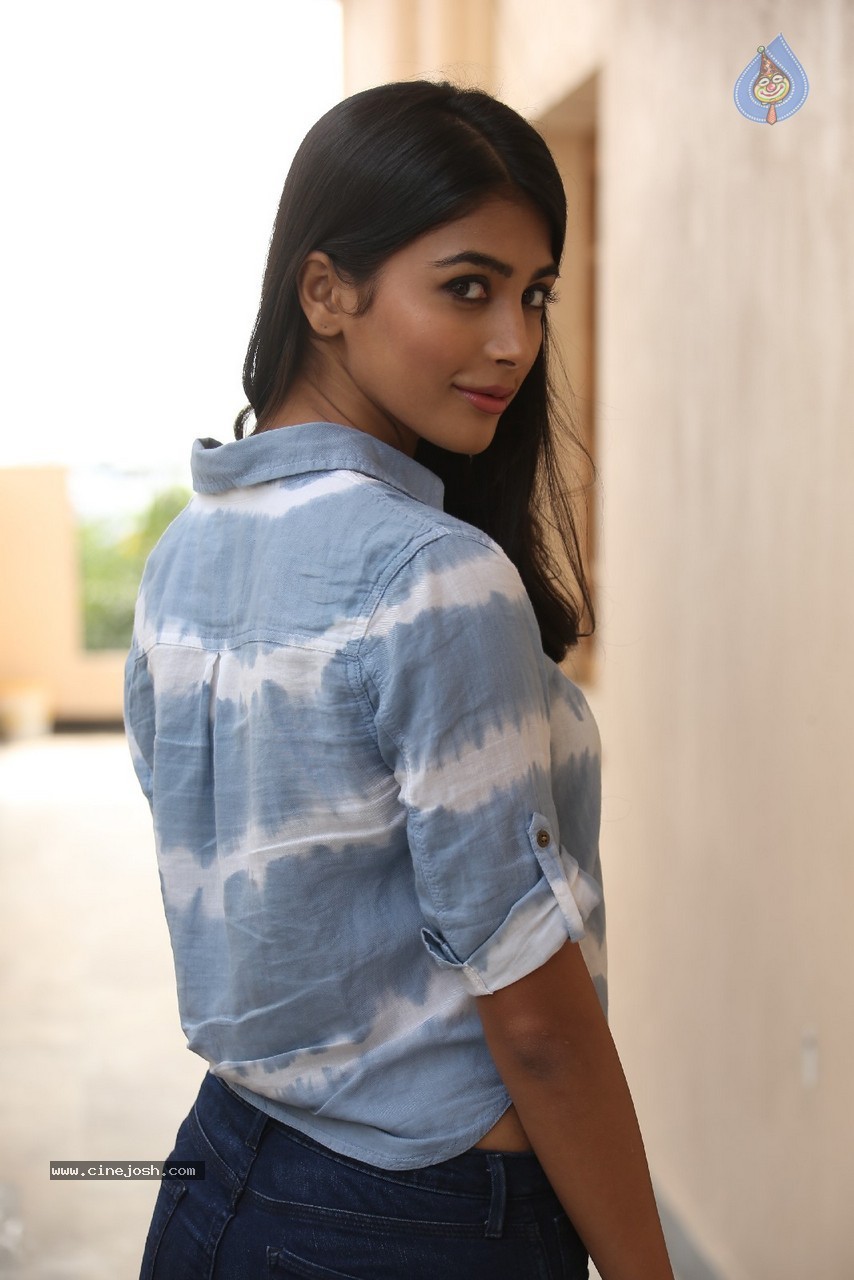 Pooja Hegde Gallery - 81 / 87 photos