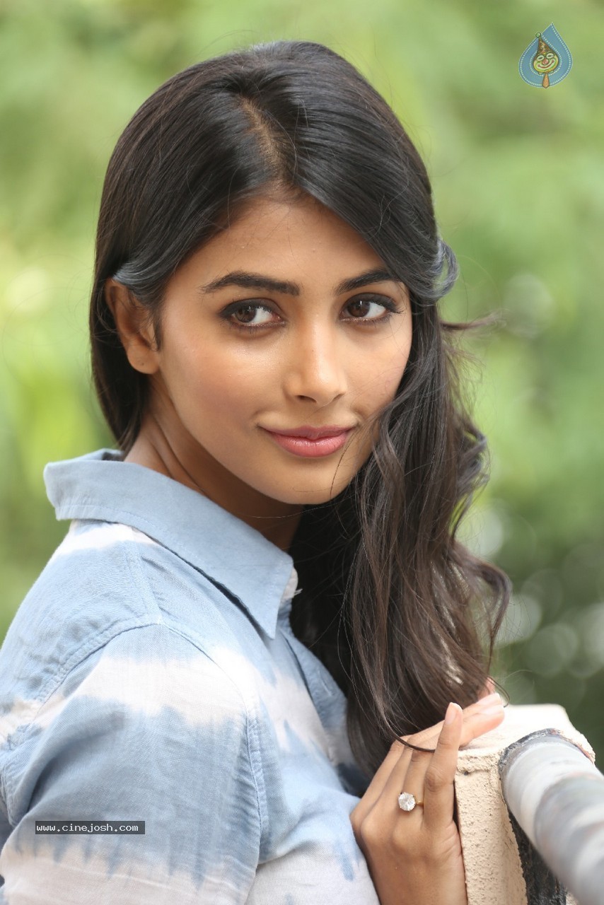 Pooja Hegde Gallery - 82 / 87 photos