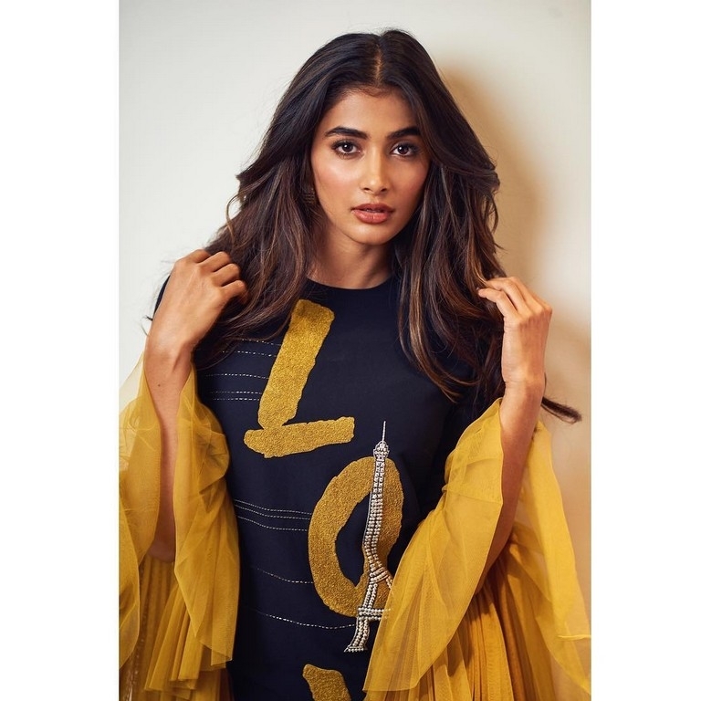 Pooja Hegde Stills - 2 / 13 photos