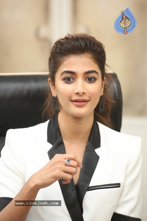 Pooja Hegde Stills - 23 / 34 photos