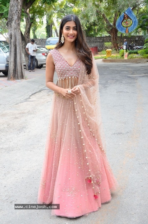 Pooja Hegde Stills - 10 / 21 photos