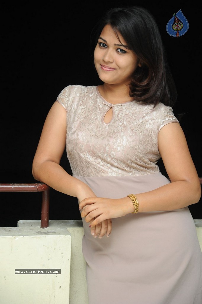 Pooja Hot Gallery - 27 / 88 photos