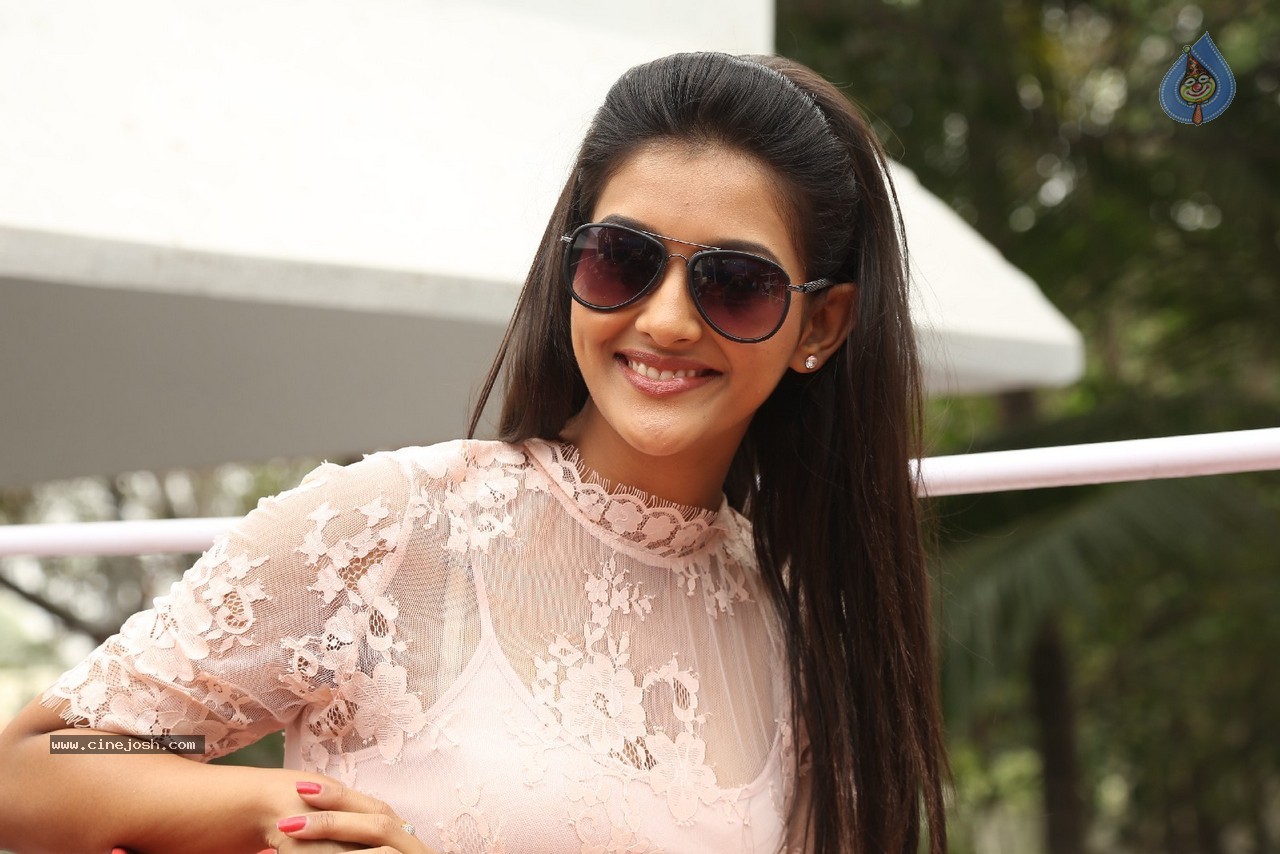 Pooja Jhaveri Gallery - 21 / 88 photos