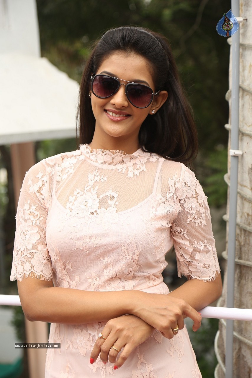 Pooja Jhaveri Gallery - 29 / 88 photos