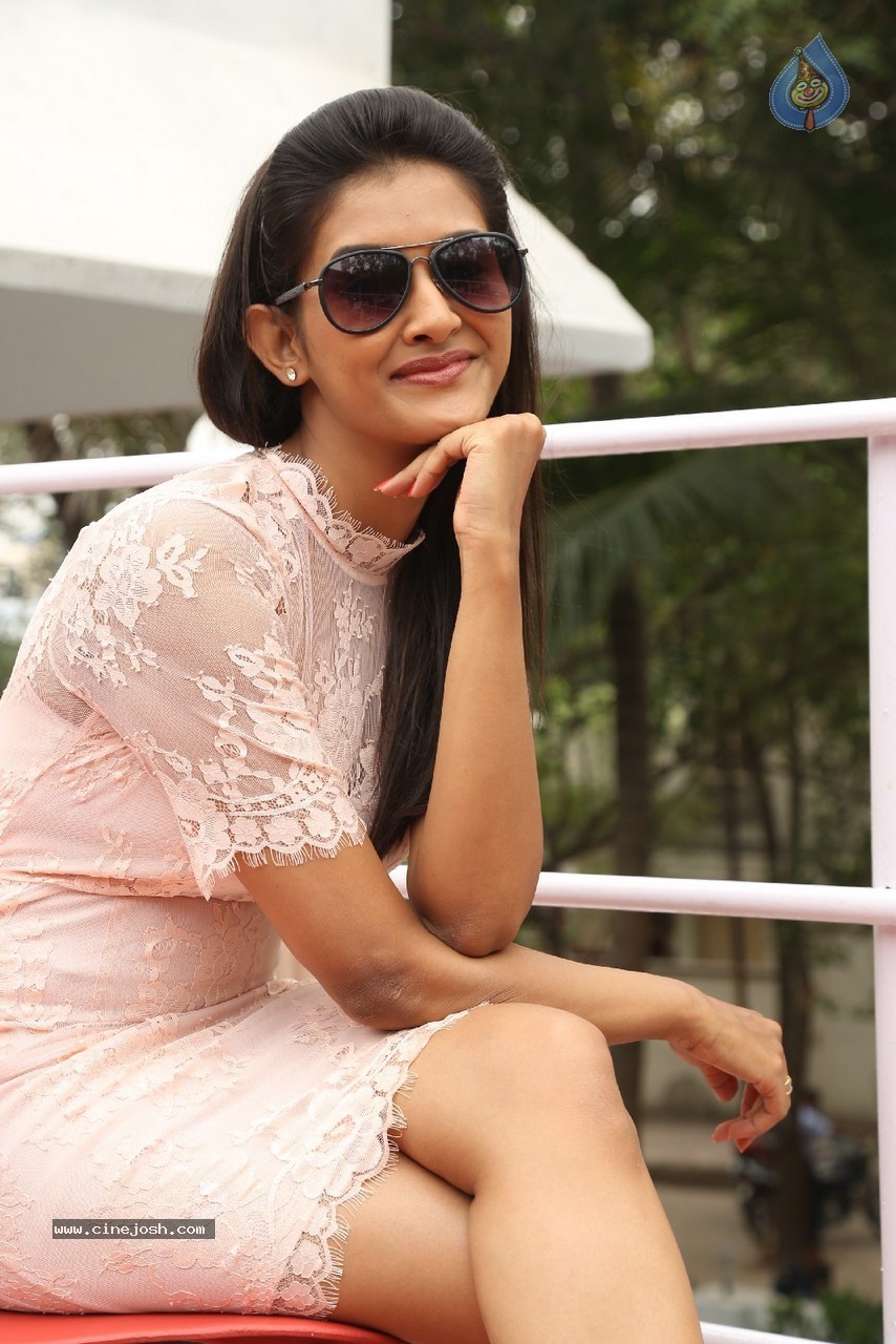 Pooja Jhaveri Gallery - 35 / 88 photos