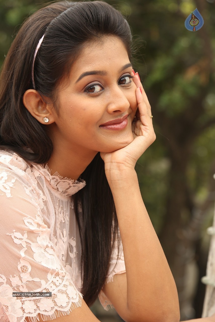 Pooja Jhaveri Gallery - 56 / 88 photos