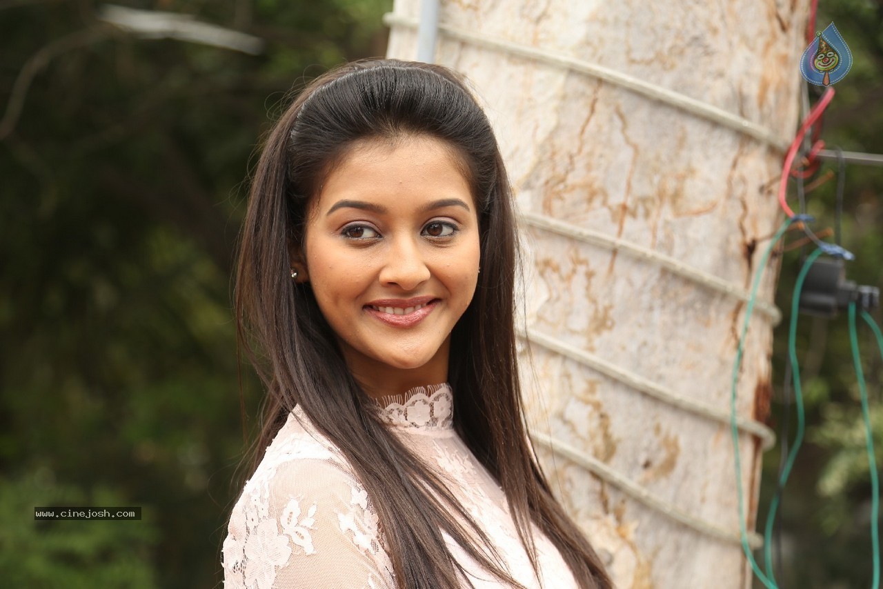 Pooja Jhaveri Gallery - 71 / 88 photos