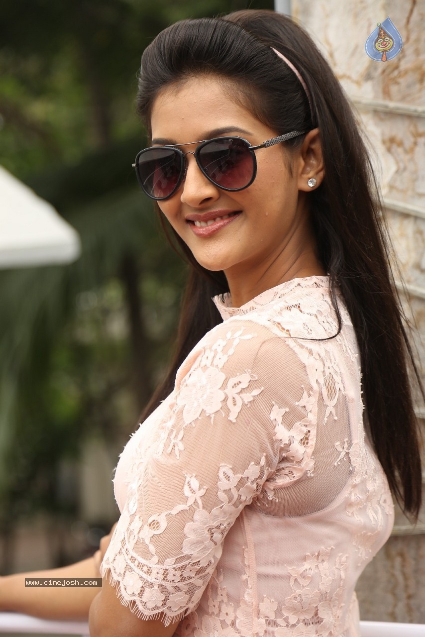 Pooja Jhaveri Gallery - 73 / 88 photos