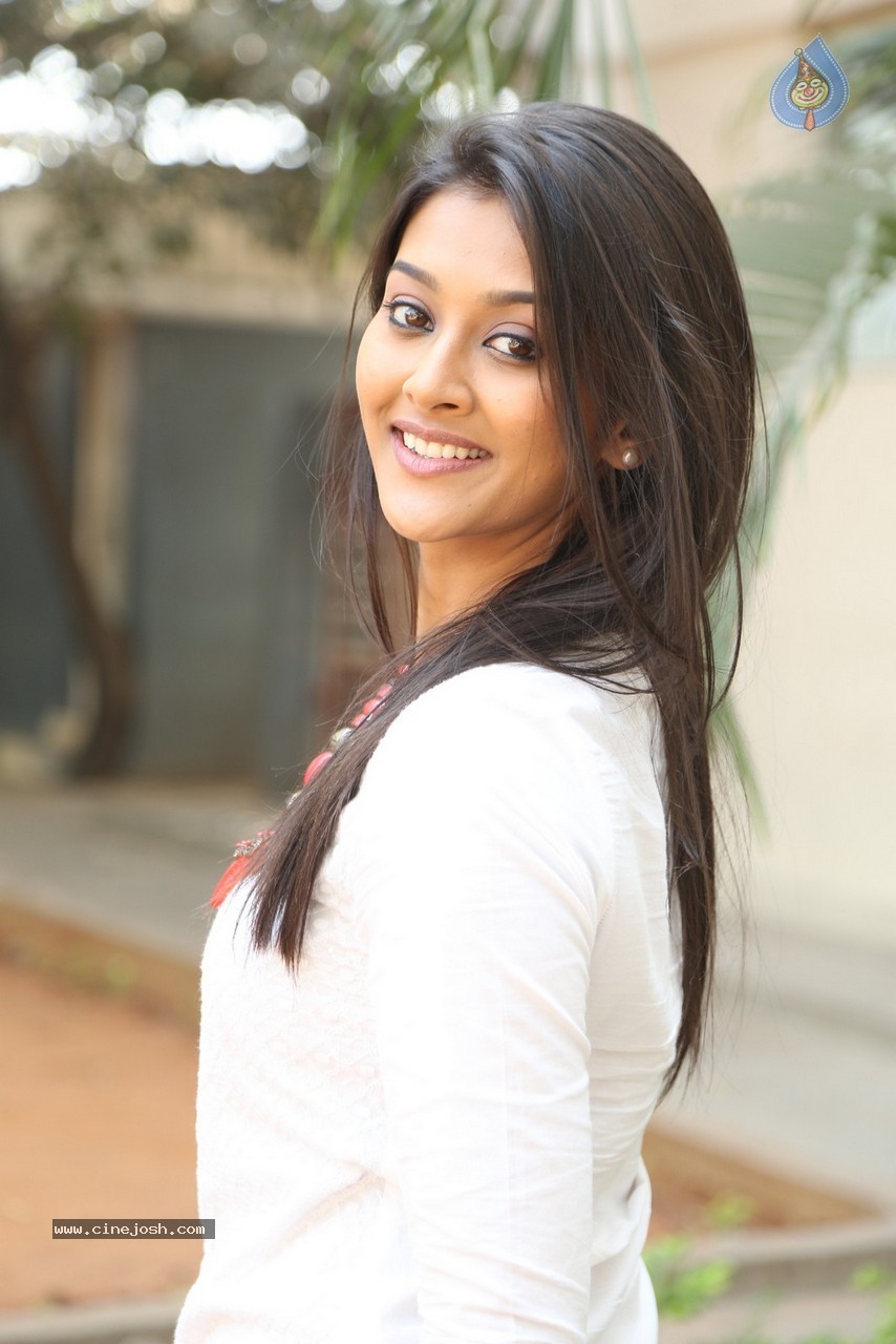 Pooja Jhaveri Photos - 16 / 44 photos