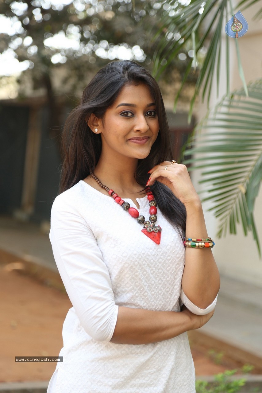 Pooja Jhaveri Photos - 43 / 44 photos