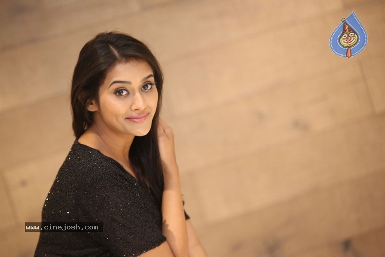 Pooja Jhaveri Photos - 11 / 34 photos