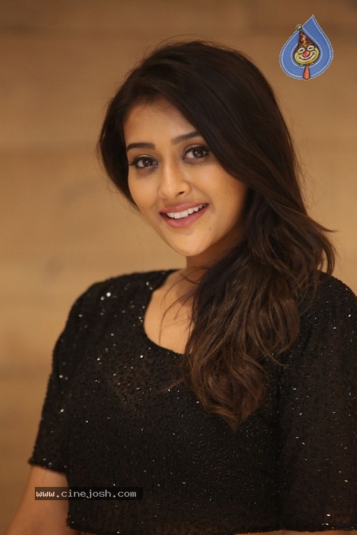 Pooja Jhaveri Photos - 28 / 34 photos