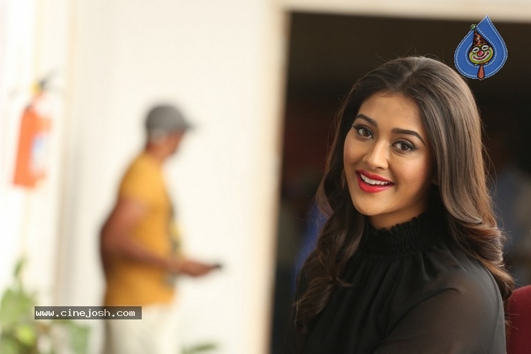 Pooja Jhaveri Stills - 7 / 21 photos