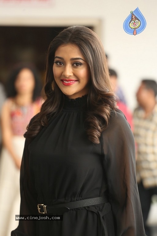 Pooja Jhaveri Stills - 17 / 21 photos