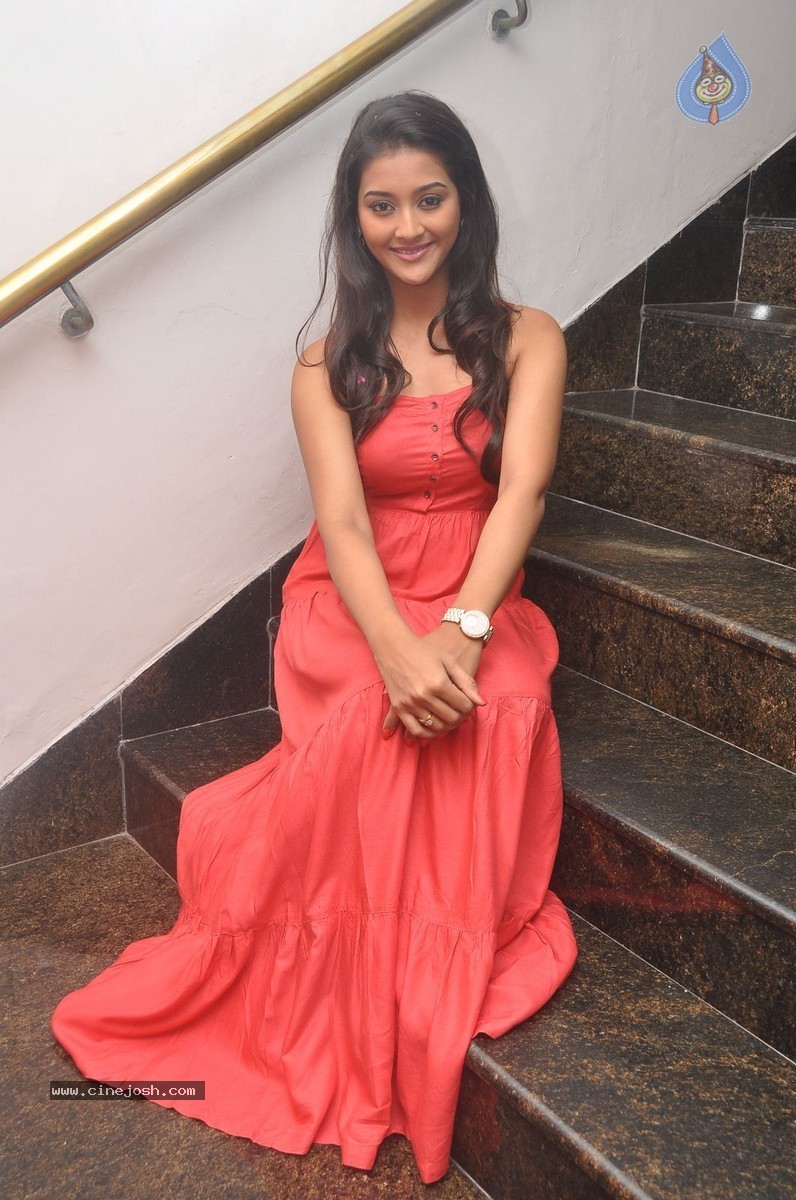 Pooja Jhaveri Stills - 5 / 49 photos