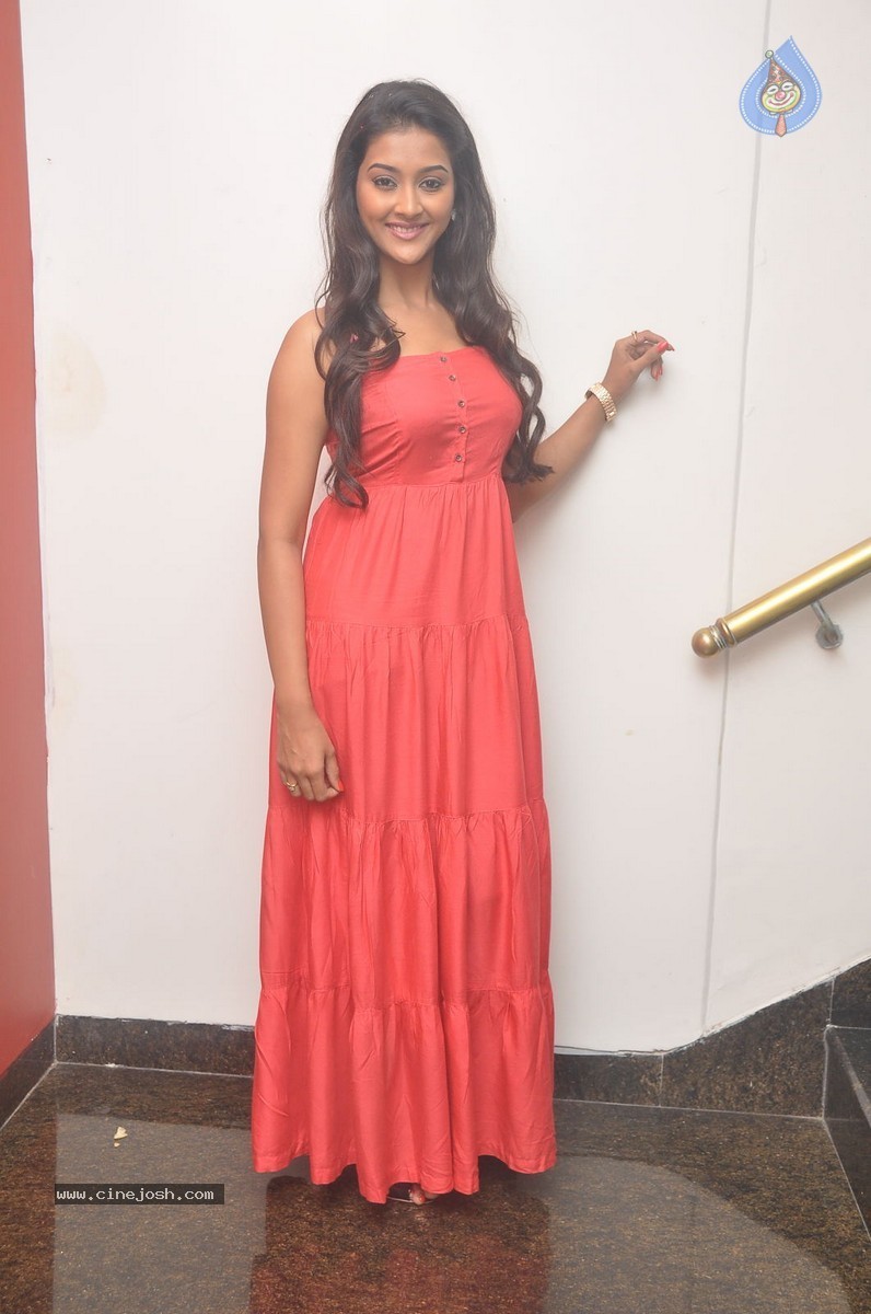 Pooja Jhaveri Stills - 19 / 49 photos