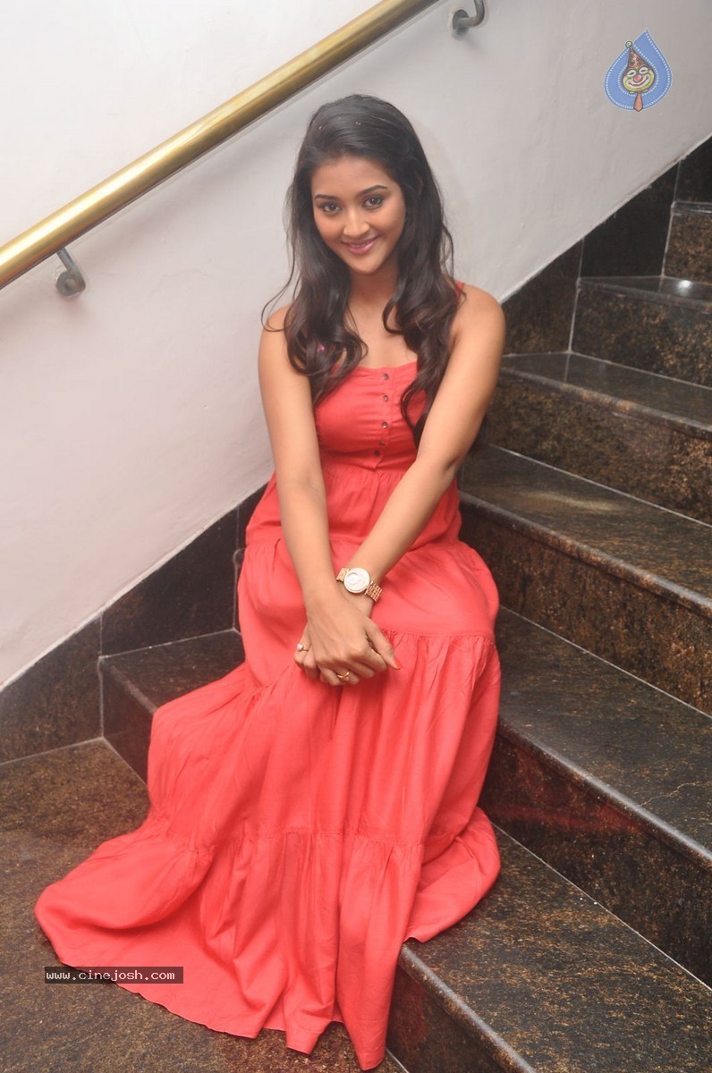 Pooja Jhaveri Stills - 29 / 49 photos