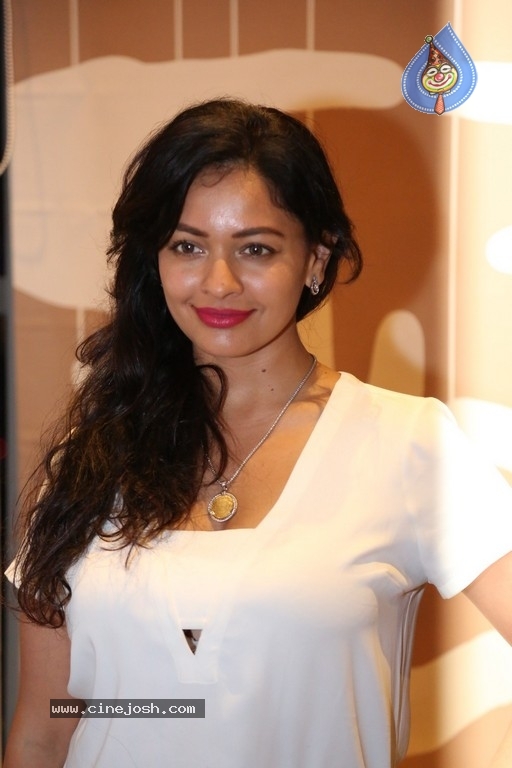 Pooja Kumar Gallery - 28 / 42 photos