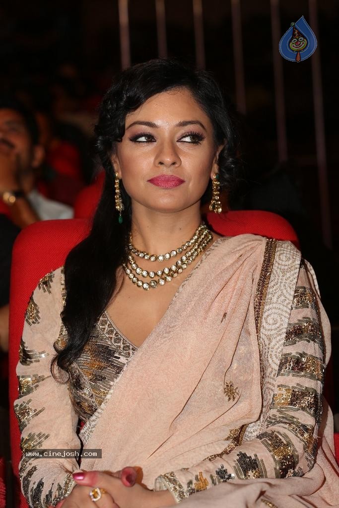 Pooja Kumar Stills - 14 / 32 photos