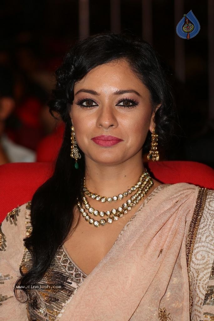 Pooja Kumar Stills - 23 / 32 photos