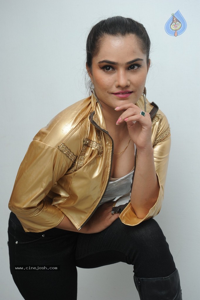 Pooja New Photos - 23 / 48 photos