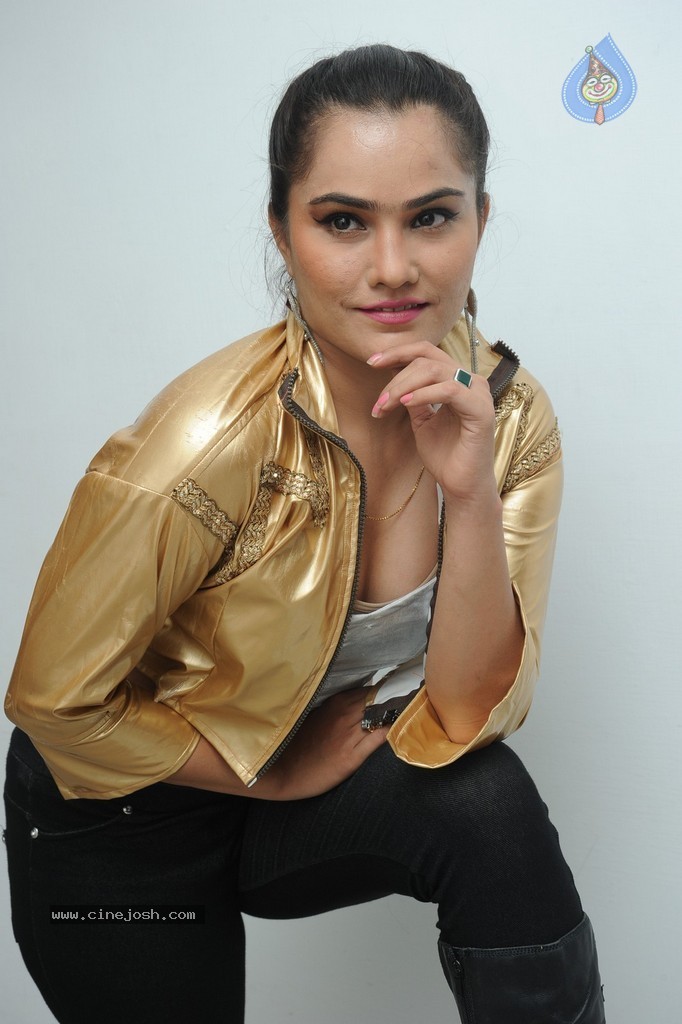 Pooja New Photos - 27 / 48 photos