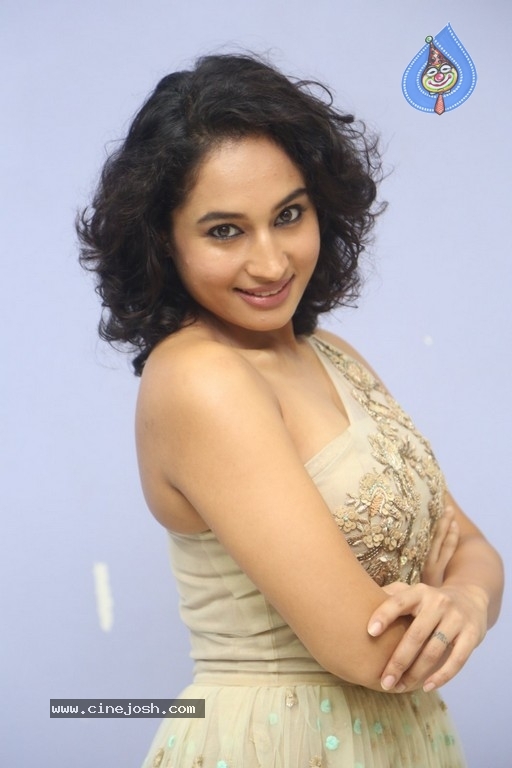 Pooja New Photos - 10 / 33 photos