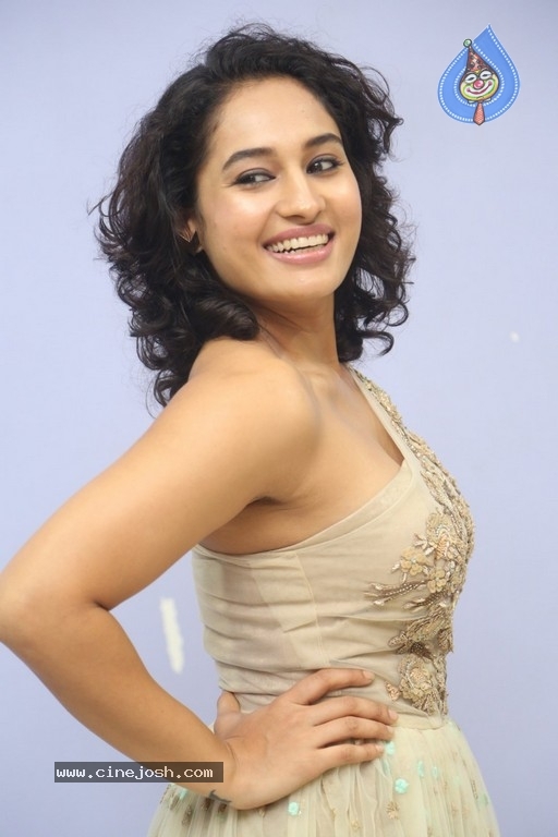 Pooja New Photos - 20 / 33 photos