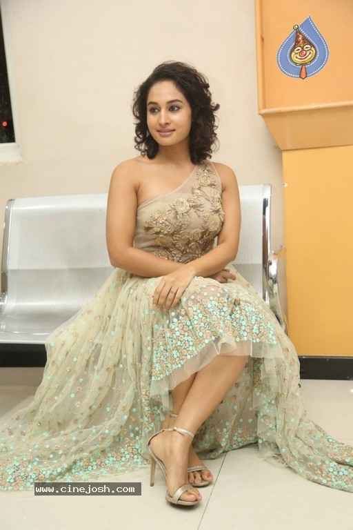 Pooja New Photos - 21 / 33 photos