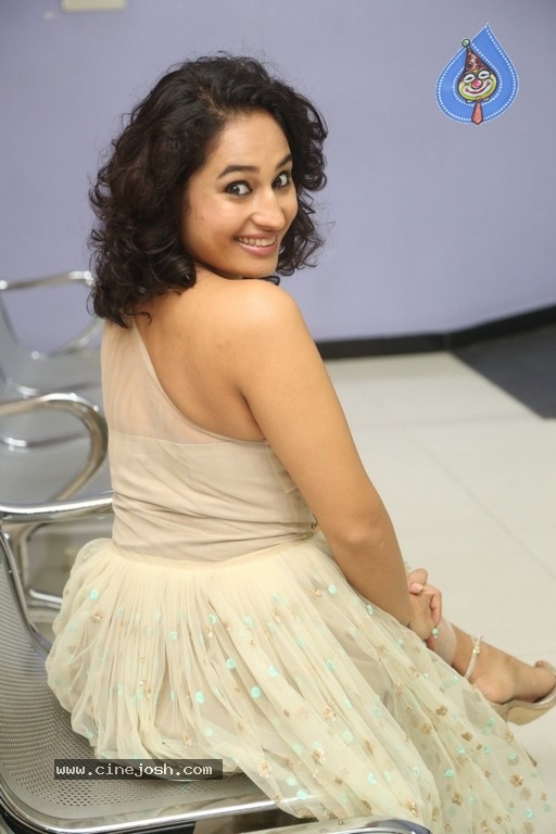 Pooja New Photos - 26 / 33 photos