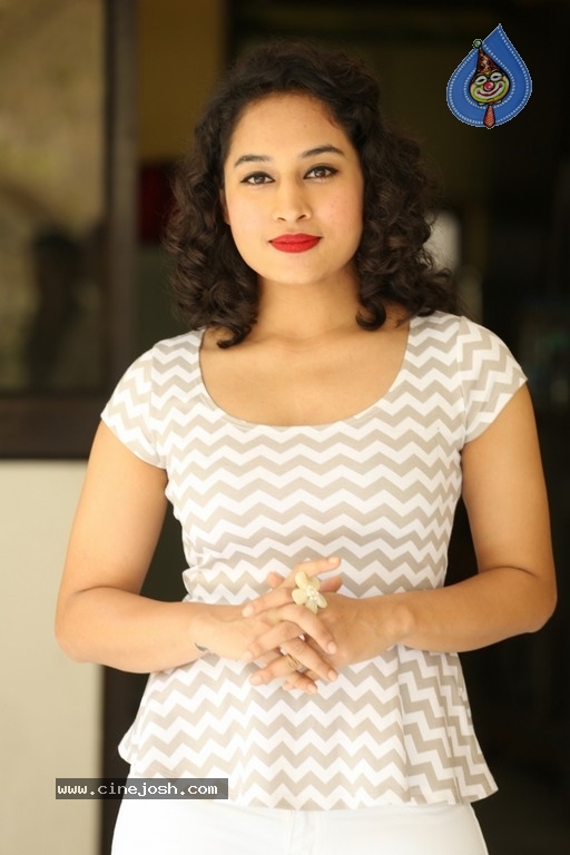 Pooja New Photos - 25 / 39 photos