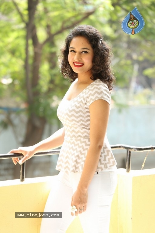 Pooja New Photos - 27 / 39 photos