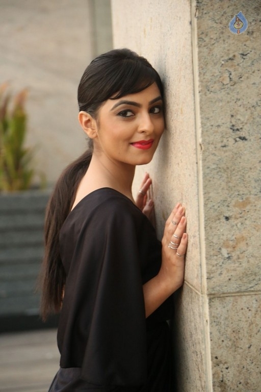 Pooja New Stills - 10 / 35 photos