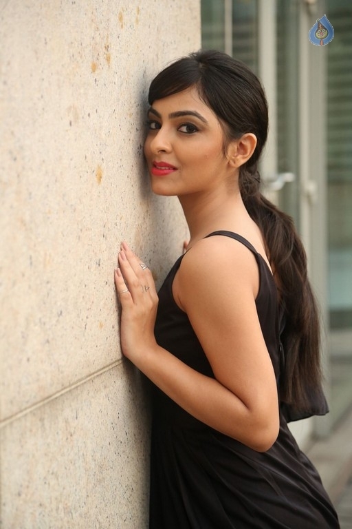 Pooja New Stills - 33 / 35 photos