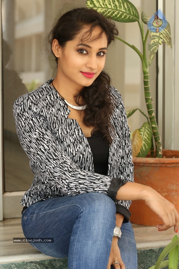 Pooja Stills - 1 / 101 photos