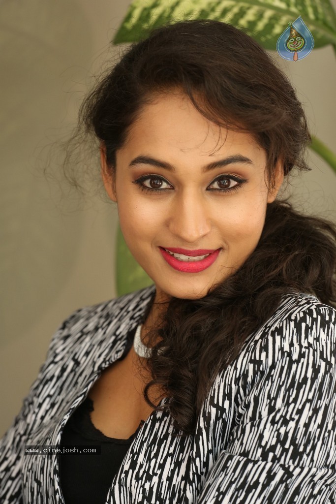 Pooja Stills - 2 / 101 photos