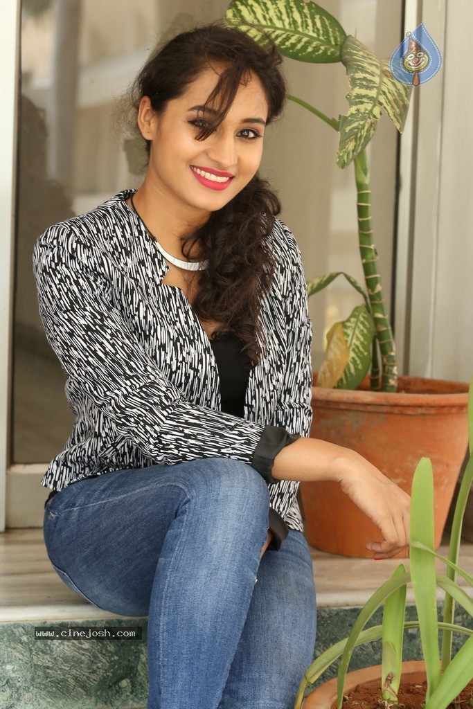 Pooja Stills - 3 / 101 photos