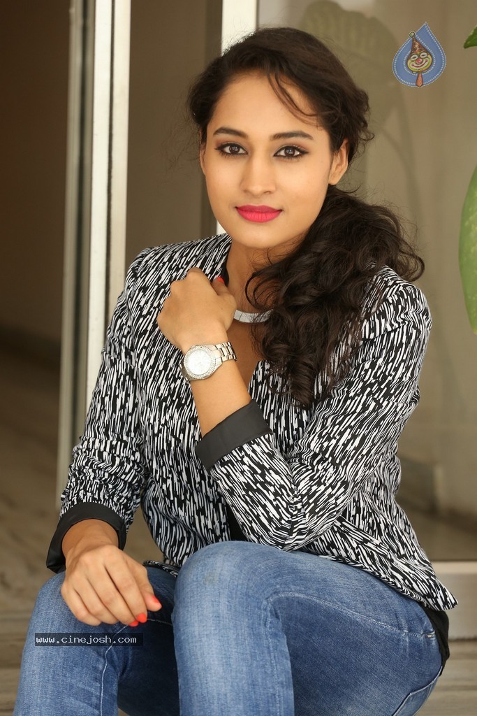 Pooja Stills - 5 / 101 photos