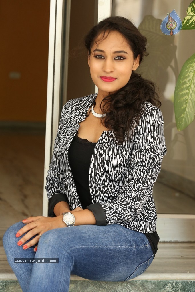 Pooja Stills - 9 / 101 photos