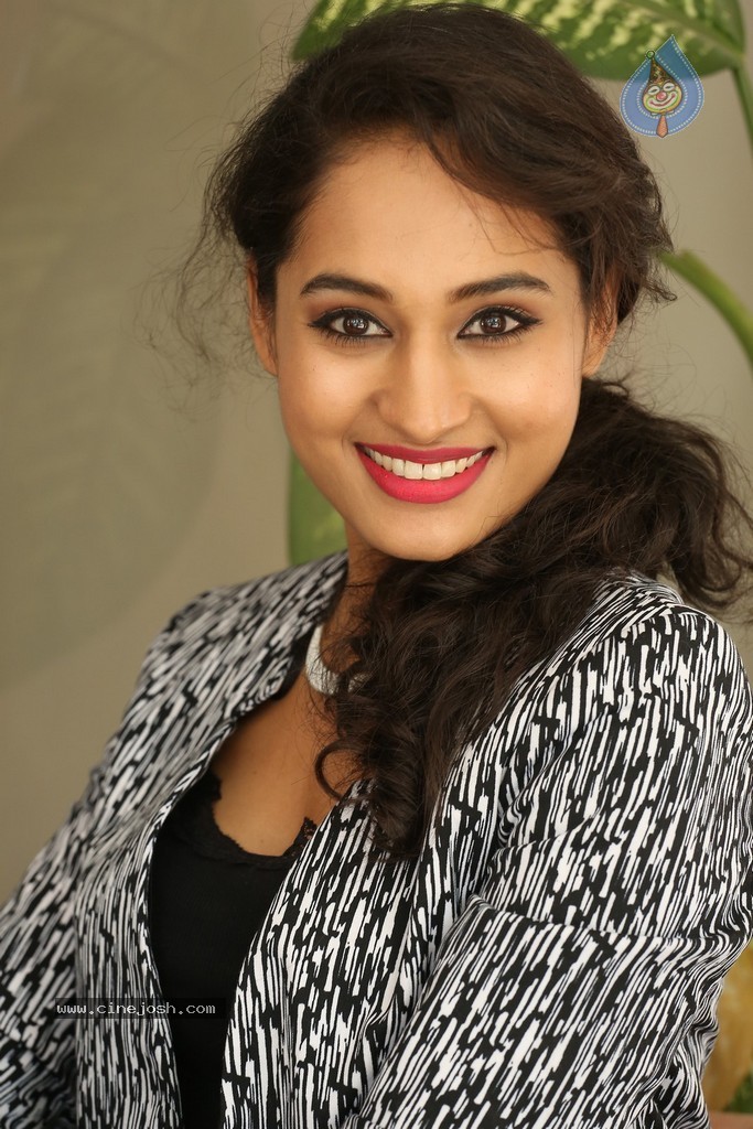 Pooja Stills - 13 / 101 photos