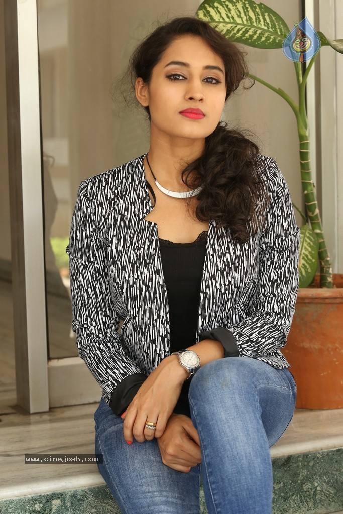 Pooja Stills - 19 / 101 photos