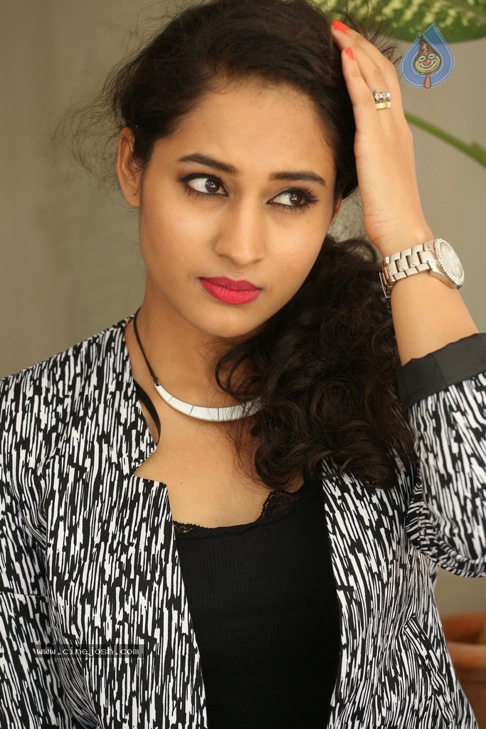 Pooja Stills - 20 / 101 photos